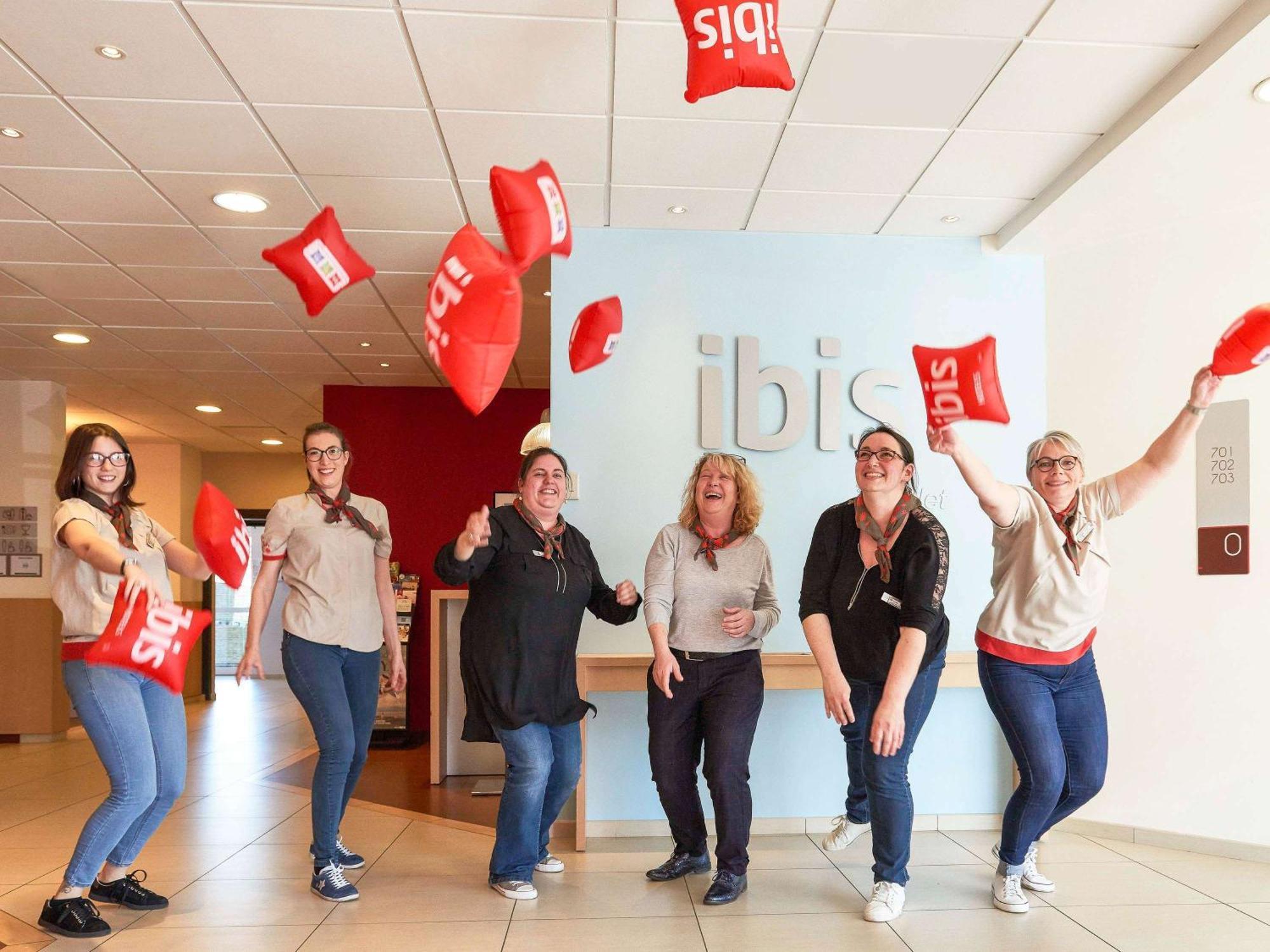 Отель Ibis Шоле Экстерьер фото