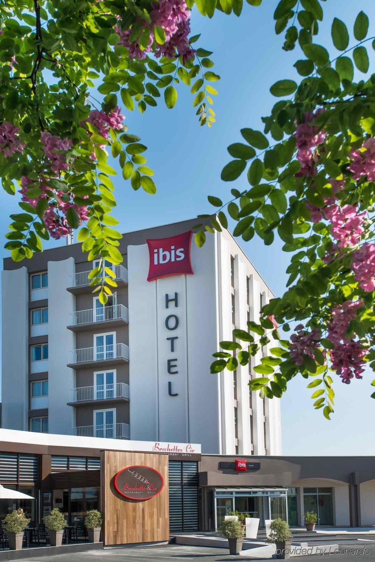 Отель Ibis Шоле Экстерьер фото