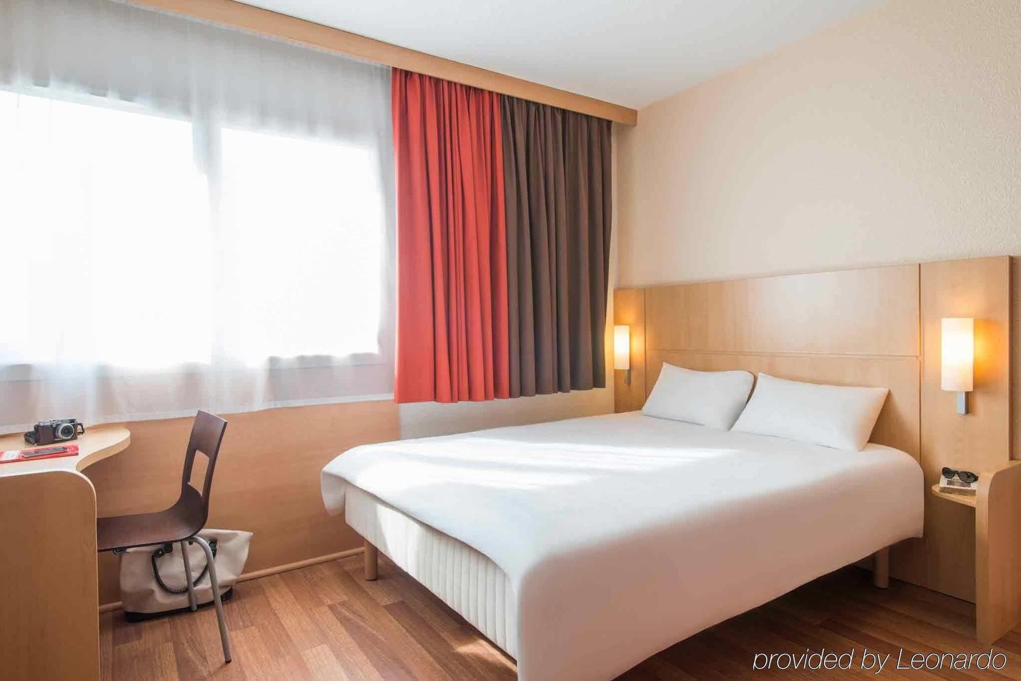 Отель Ibis Шоле Экстерьер фото
