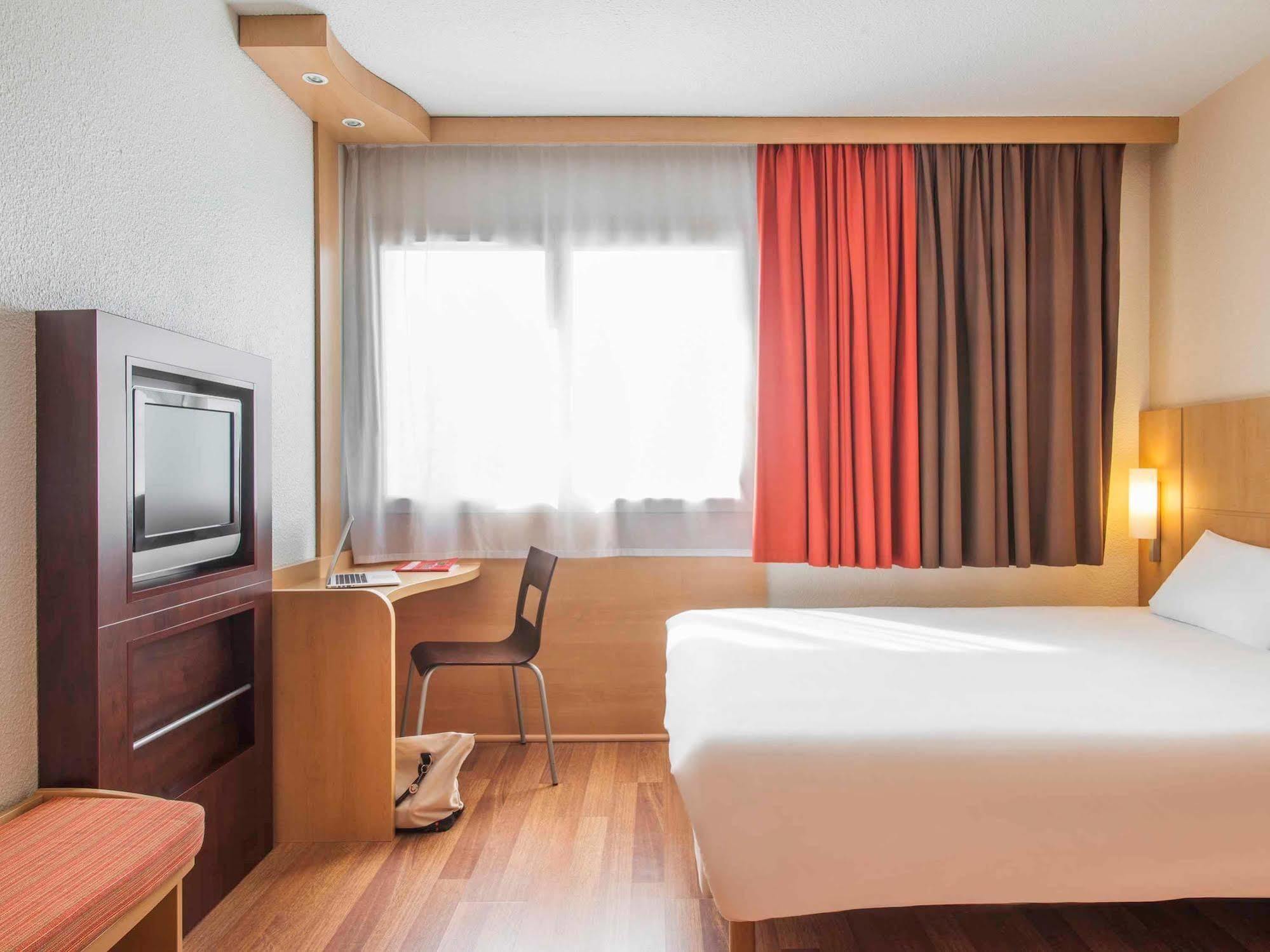 Отель Ibis Шоле Экстерьер фото